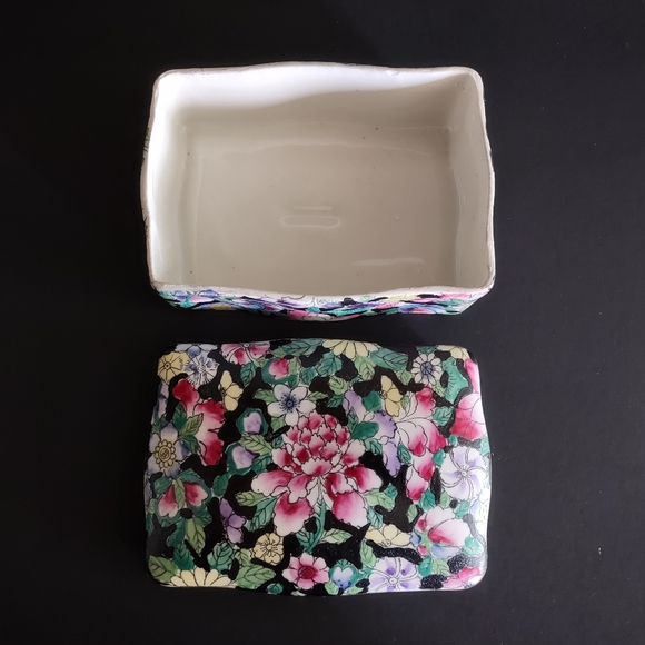 ‼️SOLD‼️ Handpainted 'Thousand flowers' Chinese Porcelain Ceramic Trinket Box - Picture 10 of 11